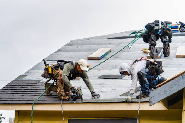 Professional Gutter Installation technician working in Glencoe, IL